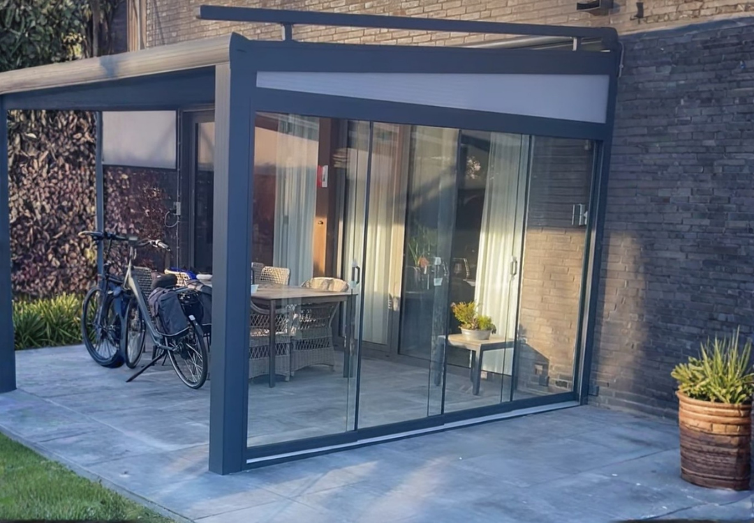 GLAZEN-SCHUIFWANDEN EN POLYCARBON SPIE