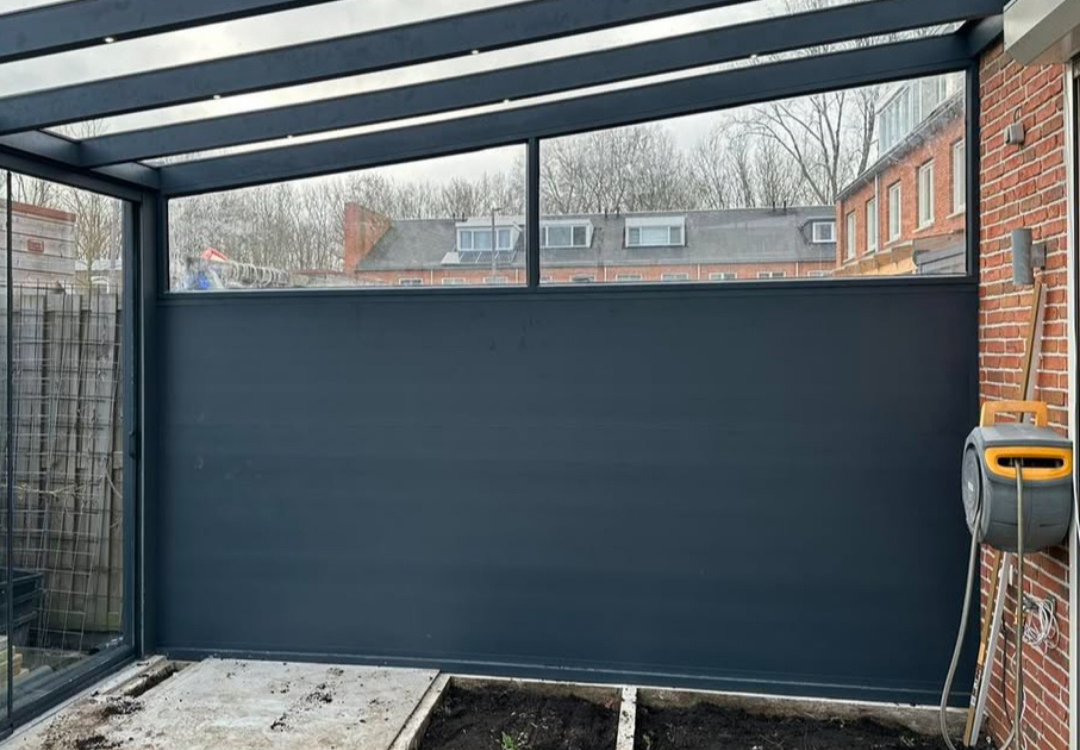 ALIMINIUM ZIJWAND EN GLAZEN SPIE